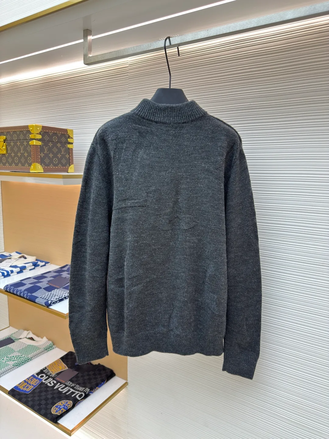 LOUIS VUITTON intarsia dark pattern zipper sweater ●Authentic product: purchased and developed at 16700 ●Item number: 1680364-B50 ●Fabric: cashmere fabric ●Technology: intarsia production ●Version: loose version ●Weight: about 585 grams ●Size: XS-S-M-L ●Description: Made of 80% wool, 15% cotton, 15% fiber. This fabric is very warm and the blend is not prone to pilling. Because clothes with a high wool content have a slightly wooly feel, they can be worn as outerwear if you are not used to it. The zipper uses the original No. 5 slider, which is made from pure copper material and has a very heavy feel. The entire zipper and slider are aged by electroplating, the middle of the slider is laser-cut out, and the brand's iconic LOGO is molded out with a flat surface grinder. The overall wiring is straight and delicate, the fabric is comfortable and soft, and the color is consistent without color difference. It can be matched with the same style to create a fashionable look and control various occasions. Customized accessories, complete with three standards, same style for men and women!